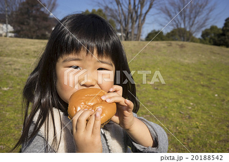 子供 食べる ハンバーガー かぶりつくの写真素材