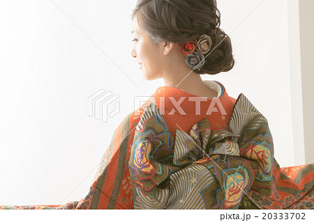 着物 髪型 振袖 後ろ姿 後姿 文化 正月の写真素材