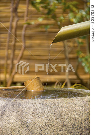 獅子落とし 水 竹の写真素材