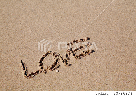 Love 砂浜 文字 海 砂 波打ち際の写真素材