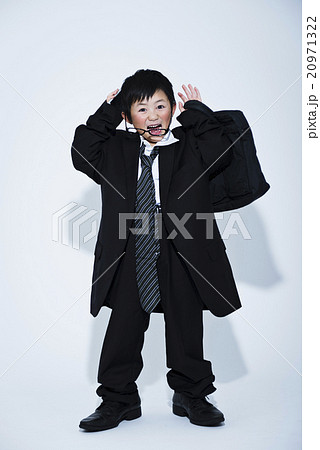 コスプレ スーツ ぶかぶか 男の子の写真素材