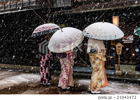 着物姿 雪 冬の金沢 昔の面影の写真素材