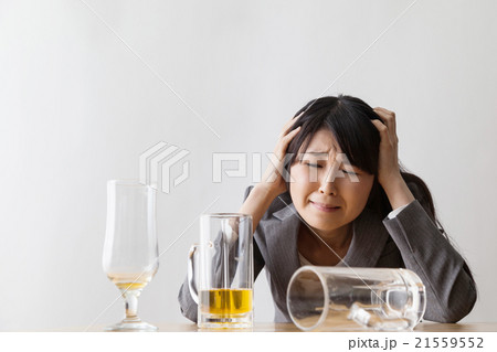 女性 酔っ払い 泣く 泣き上戸の写真素材