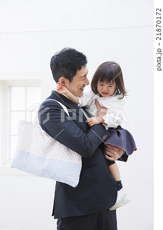 送迎 イクメン 親子 抱っこの写真素材