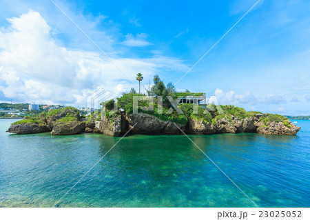 ヒートゥー島 海 恩納村 廃墟の写真素材