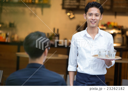 カフェ ウェイター 男性 喫茶店の写真素材