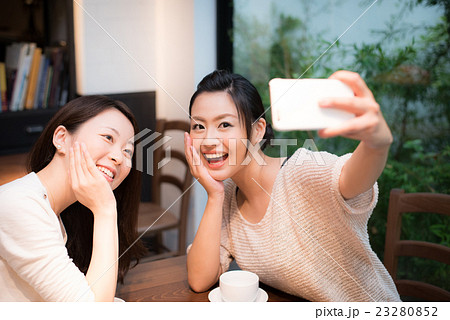 女性 友達 自撮り カフェの写真素材