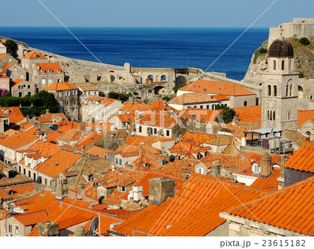 世界遺産 瓦屋根 ヨーロッパ オレンジ色の屋根の写真素材