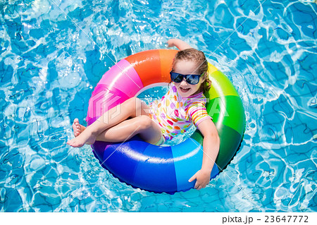 女の子 プール 浮かぶ 浮き輪の写真素材