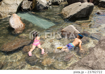 子供 水遊び 女の子 裸の写真素材