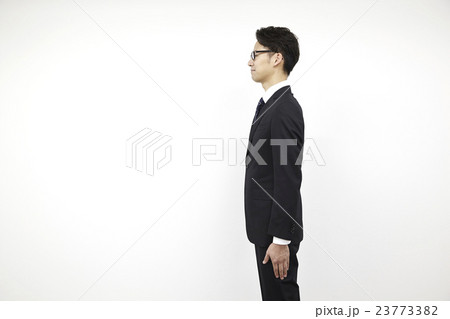 スーツ 人物 直立 真剣の写真素材