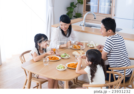 家族 親子 食事 食卓の写真素材