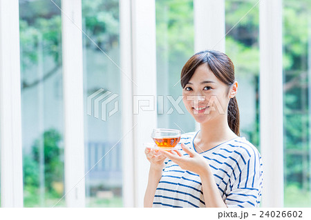 女性 若い ティータイム 飲むの写真素材