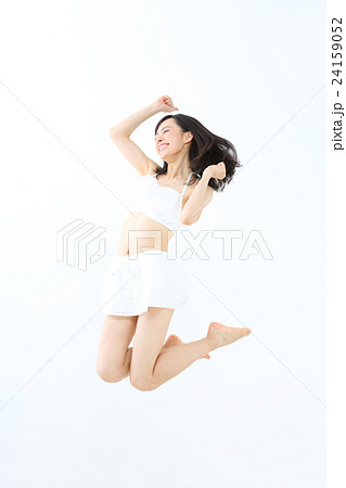 水着 ガッツポーズ 女性 ジャンプの写真素材 Pixta