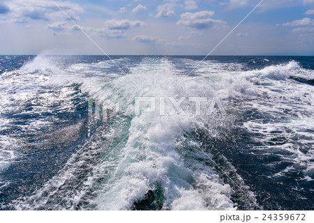 船の引き波 波の写真素材