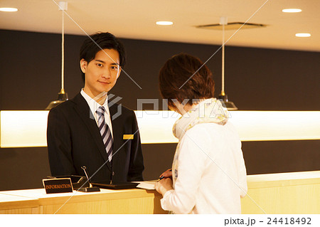 ホテルマン コンシェルジュ 接客 ホテル フロント チェックイン ビジネス 接客業 サービスの写真素材