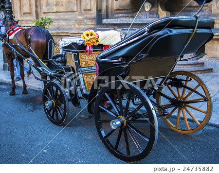 馬車 パレルモ イタリア 中世の写真素材