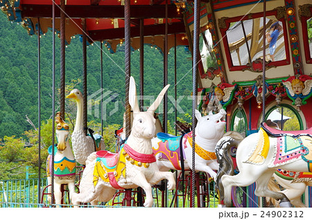 メリーゴーランド うさぎ 遊園地 乗り物の写真素材