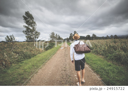 男性 後姿 旅人 旅行の写真素材