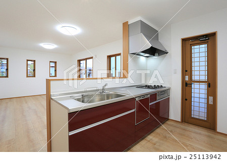 キッチン 赤色 窓 コンロの写真素材