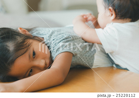 叩き起こすの写真素材