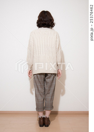 後ろ姿 ファッション ポーズ 女性の写真素材 , PIXTA