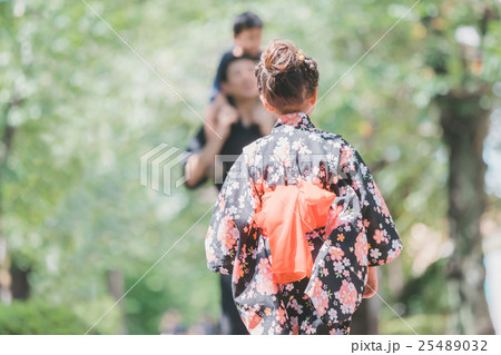 浴衣 女の子 後ろ姿 人物の写真素材