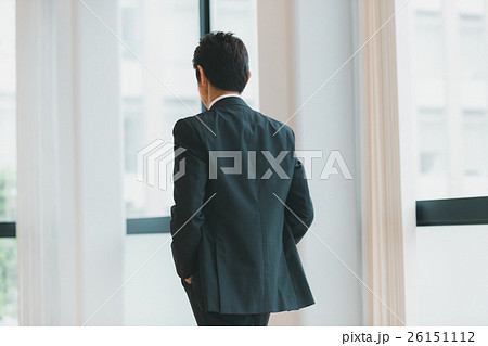 人物 ビジネスマン 歩く 後姿 スーツ 背中 背広の写真素材