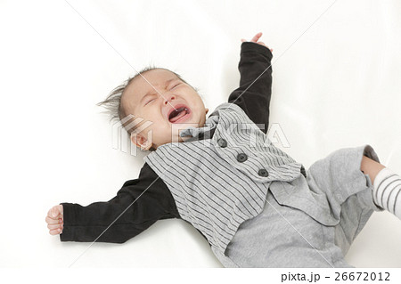 泣き叫ぶ男の子の赤ちゃん ギャン泣き 生後4ヶ月 0歳児の写真素材