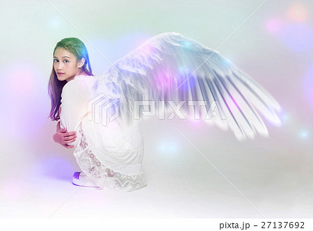 女の子 天使 横向き 子供 人物 羽根の写真素材