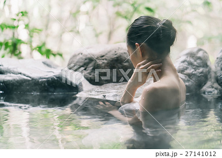 露天風呂 背中 女性 温泉の写真素材