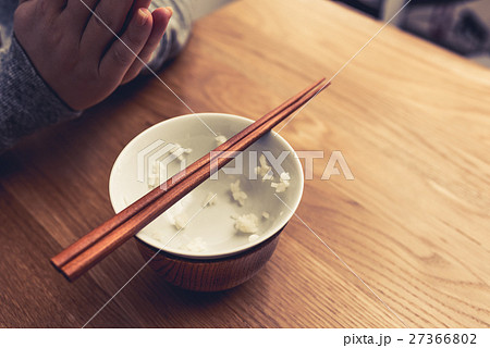 ご飯粒 食べかけ 食べ残し 米の写真素材