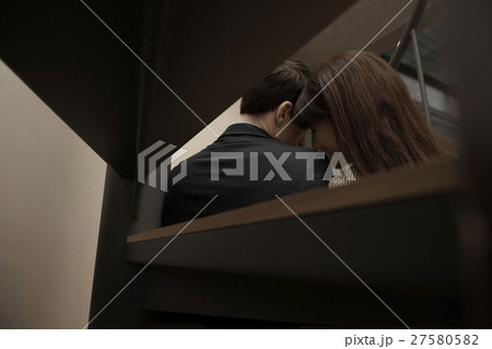 国際カップル ロマンチック 寄り添う もたれるの写真素材