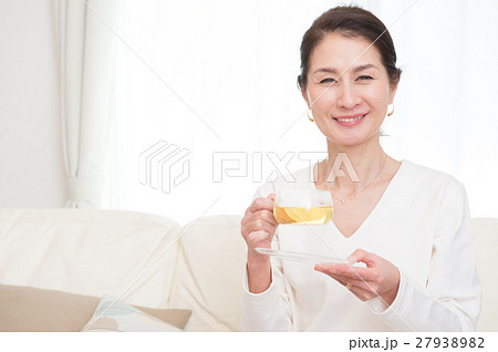 女性 中年 ティータイム 紅茶の写真素材
