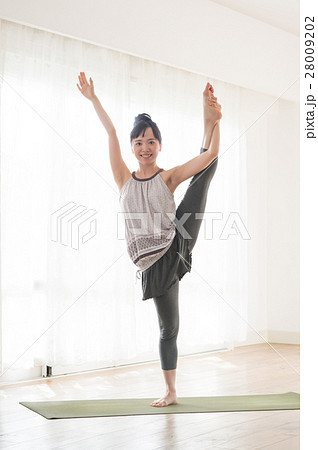 ストレッチ 女性 ヨガ 片足立ちの写真素材