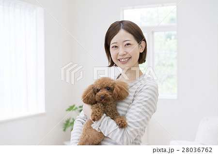 犬 女性 ペット 抱くの写真素材