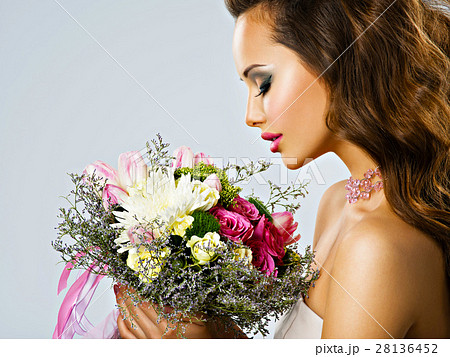 女性 花束 抱える 花 支える 美 ビューティー ブーケ 女の人の写真素材