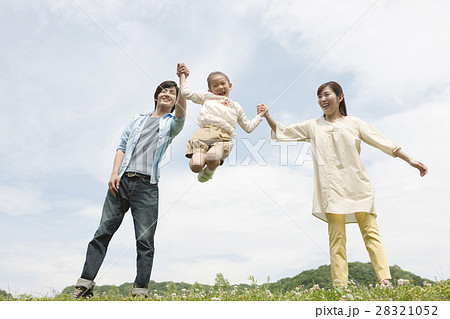 家族 子育て つなぐ ジャンプの写真素材 Pixta