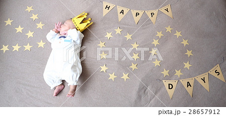 100日祝い 赤ちゃん 寝相アート 100の写真素材