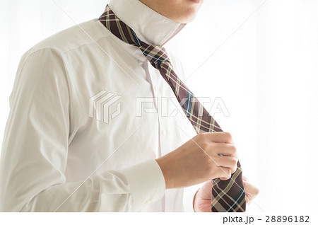 ネクタイ 結ぶ 手元 身支度の写真素材