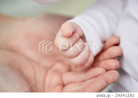 新生児 赤ちゃん 手 小さいの写真素材