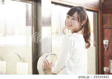 脱衣所　女 女性 銭湯女子 脱衣所 振り向くの写真素材 - PIXTA