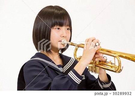 演奏 トランペット 吹く 女性の写真素材
