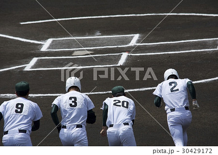 後ろ姿 高校野球 選手 試合開始の写真素材