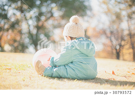 赤ちゃん 後姿 背中 おすわりの写真素材