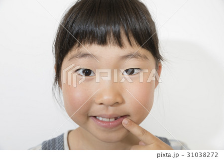 歯 抜ける 子供 女の子の写真素材