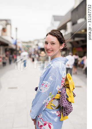 浴衣 女性 散策 横向きの写真素材