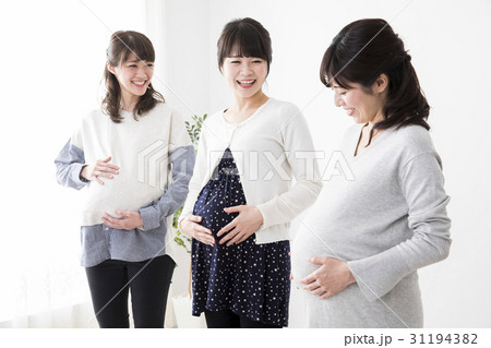 妊婦 臨月 友達 会話の写真素材