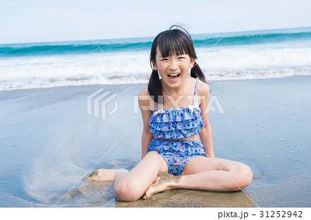 海水浴 水着 女の子 海の写真素材