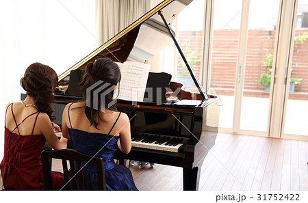 後ろ姿 弾く ピアノ 人物の写真素材